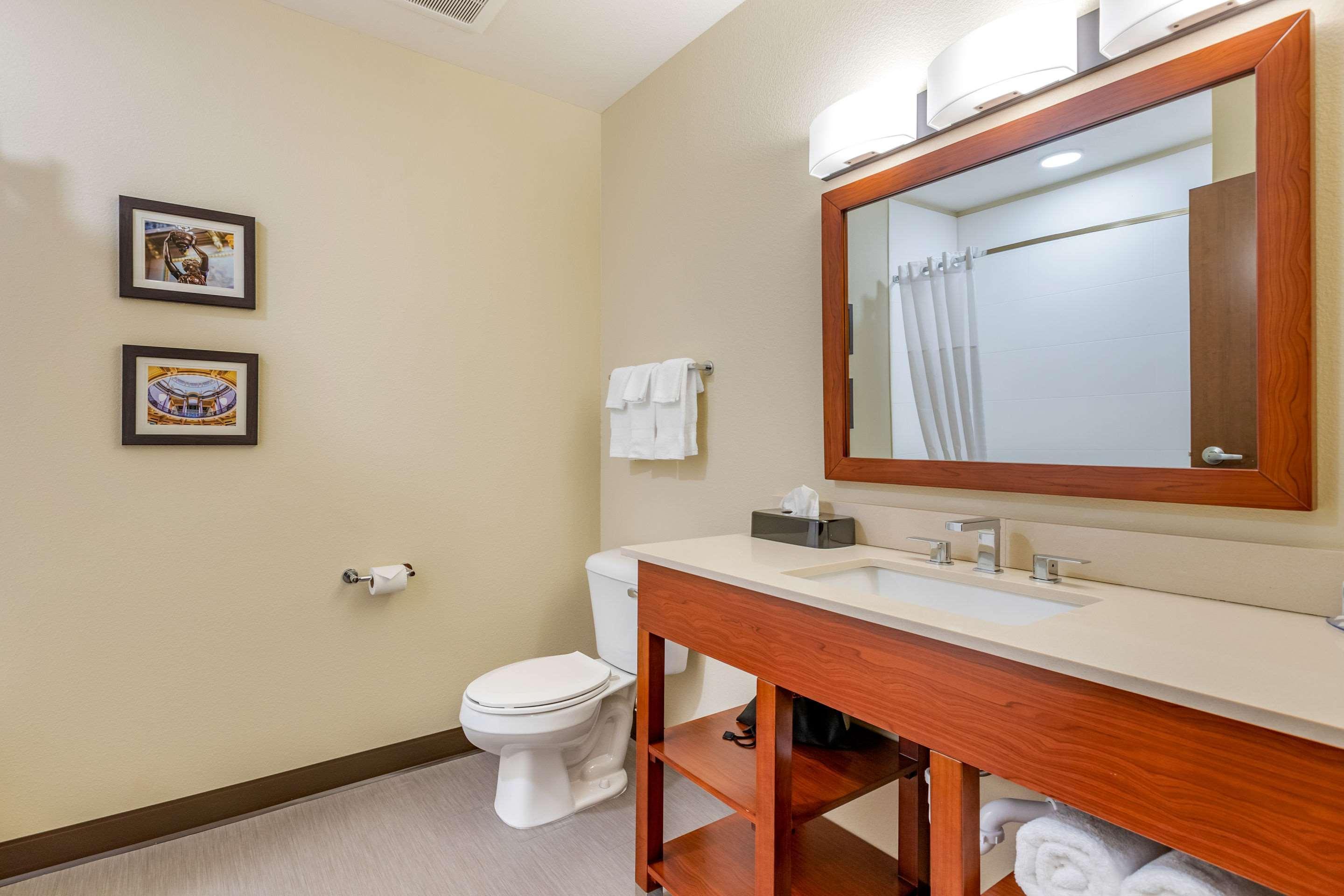 Comfort Inn & Suites ウェスト・デイ・モインズ エクステリア 写真