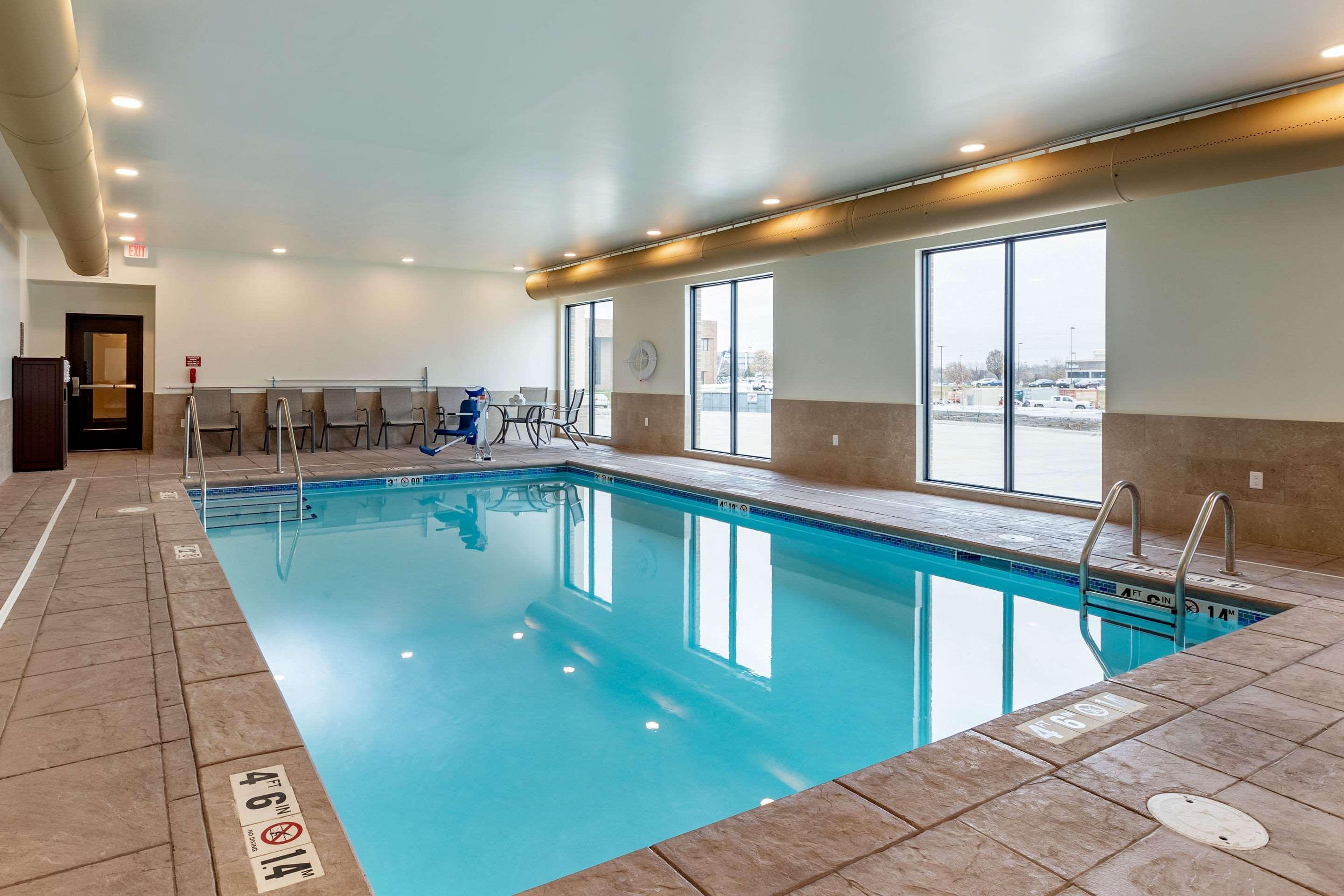 Comfort Inn & Suites ウェスト・デイ・モインズ エクステリア 写真