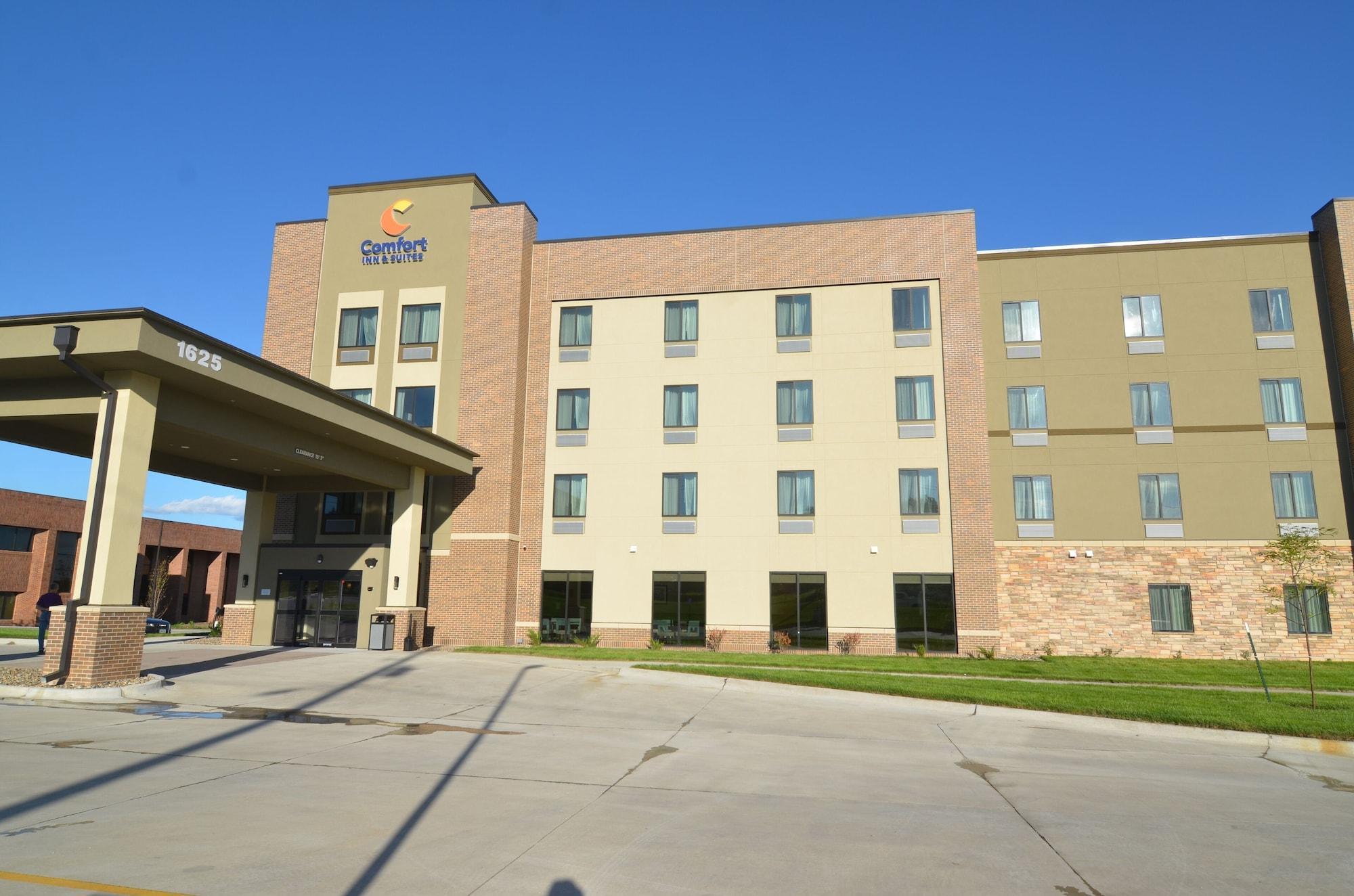 Comfort Inn & Suites ウェスト・デイ・モインズ エクステリア 写真